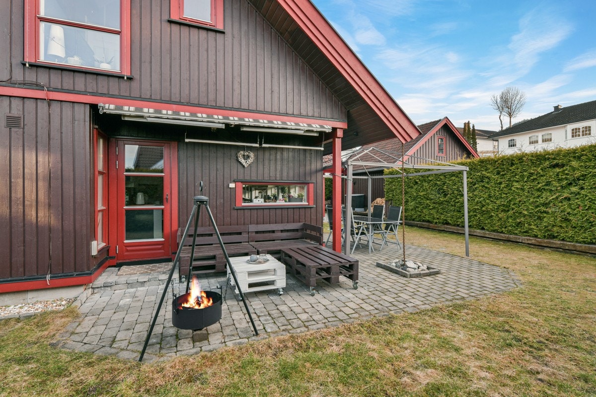 Det er kort vei til lekeplass, fotballbane, skøytebane, lysløype, skiløyper, idrettshall og badeplass m.m. Galleribilde