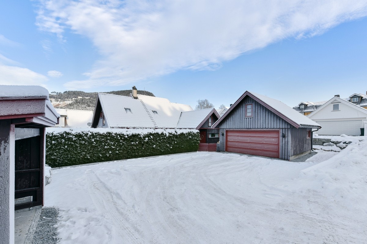 Gode parkeringsmuligheter i dobbeltgarasje. Galleribilde