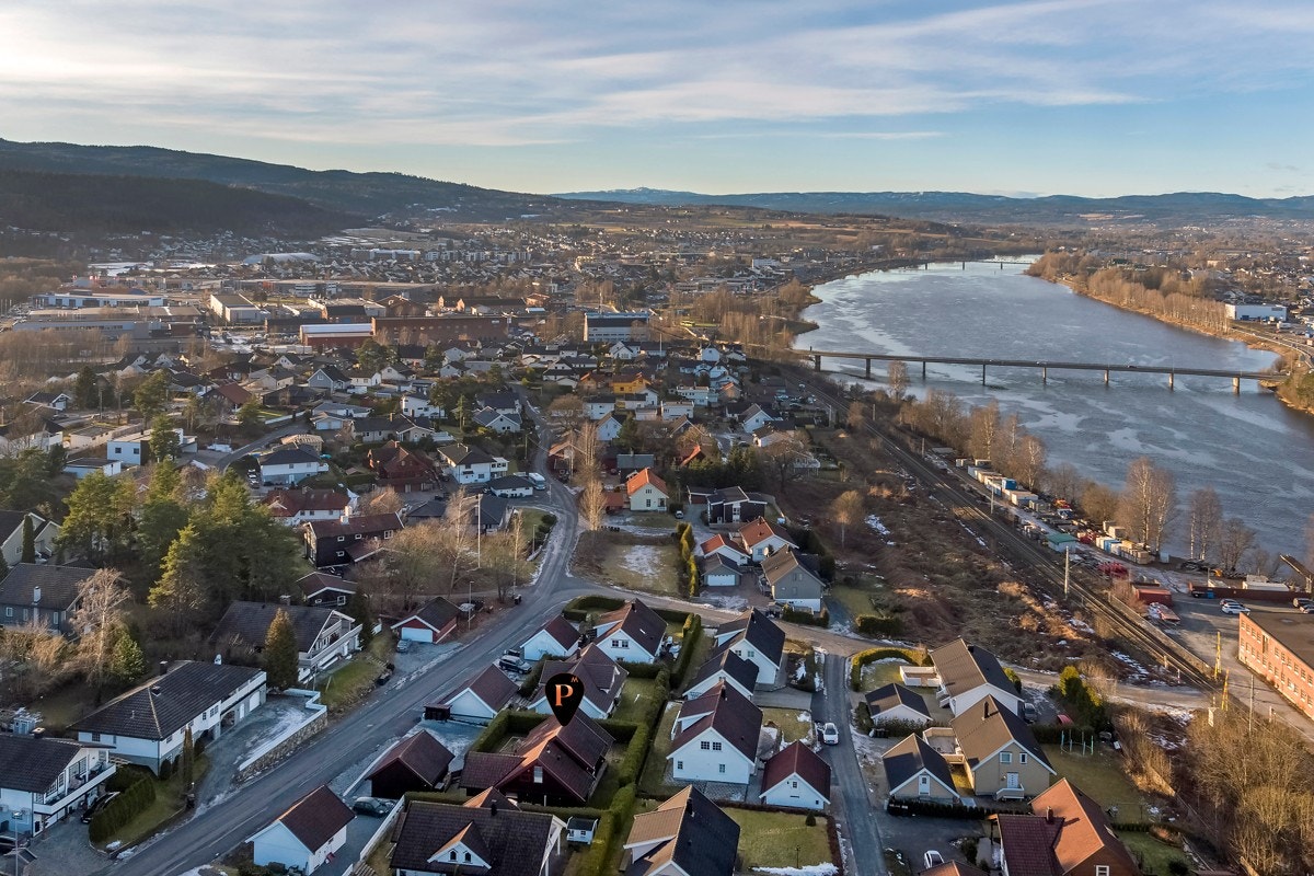 Nærhet til Mjøndalen sentrum med bla. togstasjon. Galleribilde