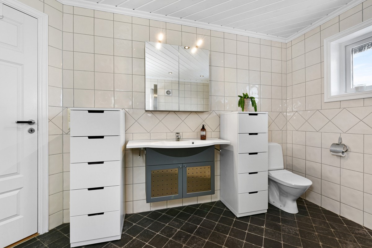 Badet har en innredningen som består av en heldekkende servant med underskap. Galleribilde