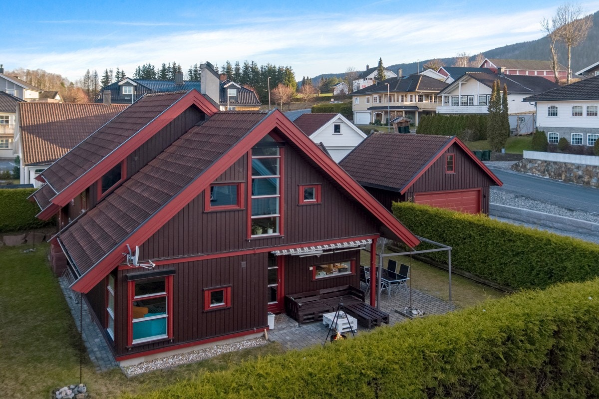 Eiendommen har meget gode solforhold, og hagen er fint skjermet av gjerde og en frodig hekk. Galleribilde