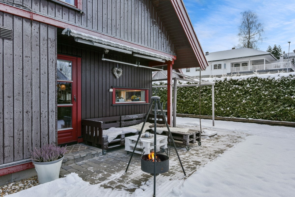 Deler av uteplassen er overbygd, og det er god plass for utemøbler. Galleribilde