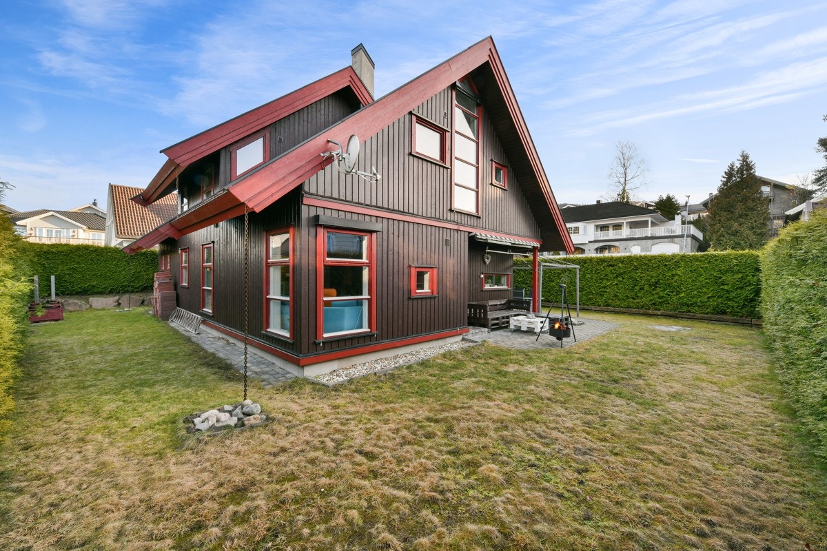 Eiendommen ligger i et barnevennlig og attraktivt boligområde i Mjøndalen i Drammen kommune. Området har nærhet til skoler, barnehager, offentlig kommunikasjon og gode servicetilbud. Galleribilde