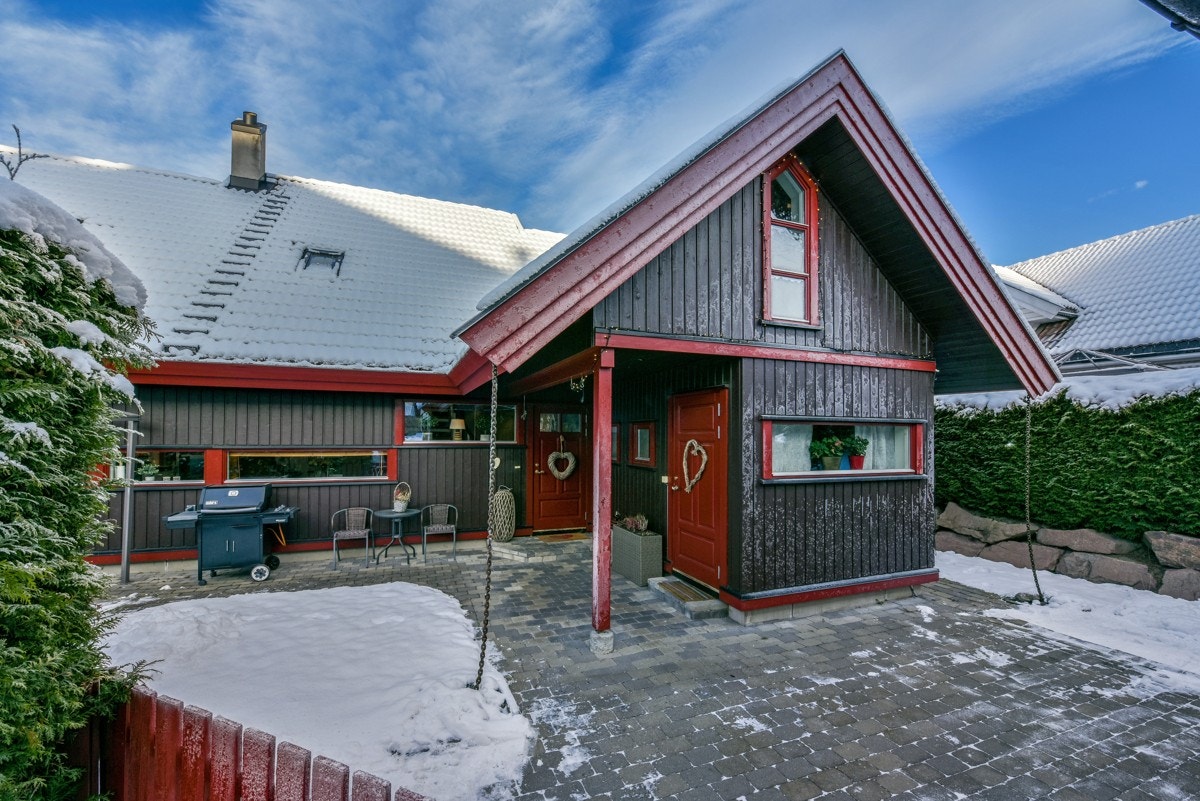 Foran inngangspartiet er det en flott, steinbelagt uteplass. Galleribilde