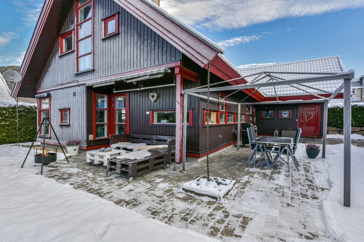 Området byr på offentlig kommunikasjon i form av buss og tog. Nærmeste holdeplass er Osbakken som ligger ca. 200 meter unna boligen. Det tar få minutter med sykkel til Mjøndalen stasjon. Galleribilde