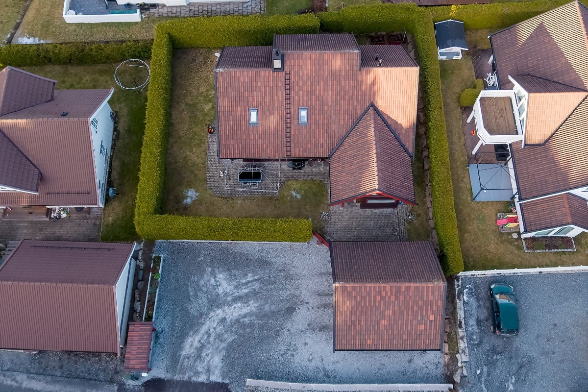 Eiendommen er på 613,3 kvm og er skjermet og meget pent opparbeidet. Gårdsplassen er gruset, og foran inngangspartiet er det en flott, steinbelagt uteplass. Den steinbelagte uteplassen går langs siden av boligen og bort til utgang fra kjøkkenet. Galleribilde
