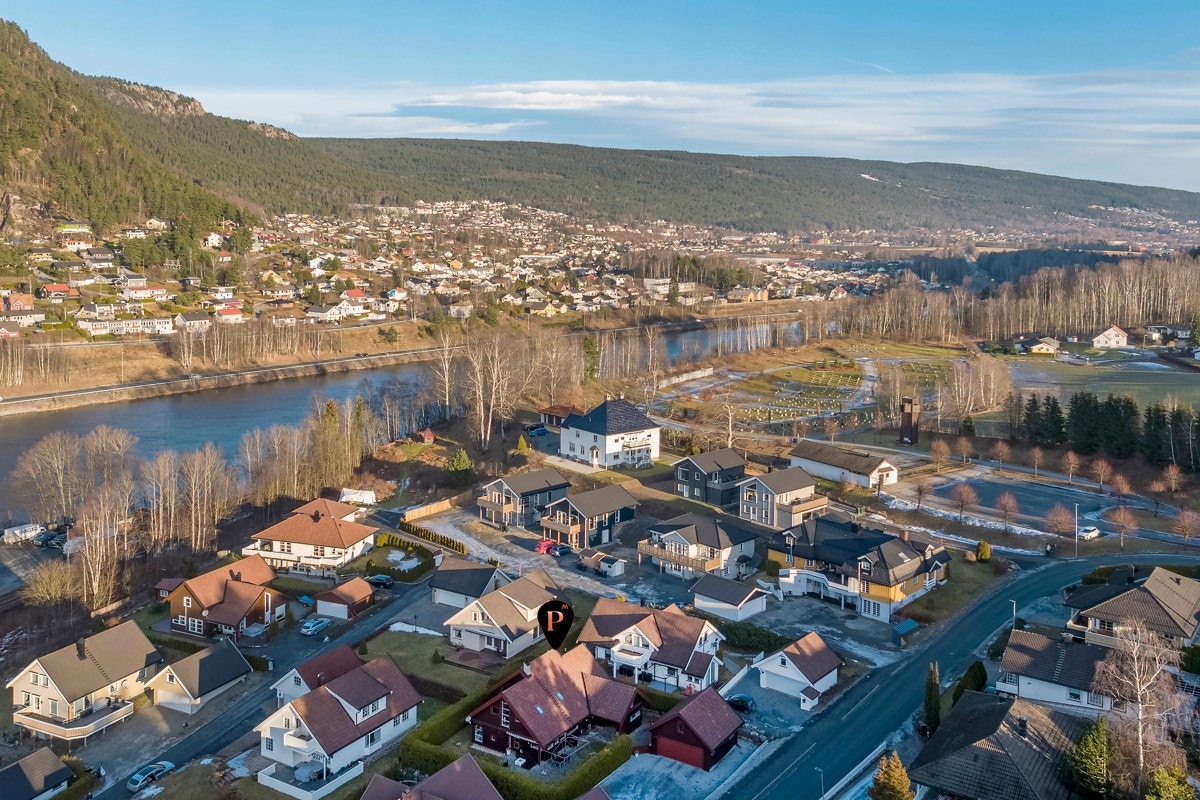 Moderne og pen enebolig fra 2002, fint plassert på en solrik, skjermet tomt. Området er rolig og barnevennlig, uten gjennomgangstrafikk, og hagen har trygg, fin boltreplass for de minste. Galleribilde