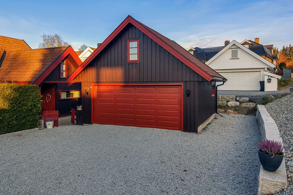Gårdsplassen fremstår velholdt og pent opparbeidet. Galleribilde