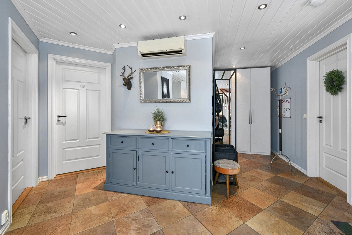 En romslig entré/hall ønsker deg velkommen inn. Galleribilde