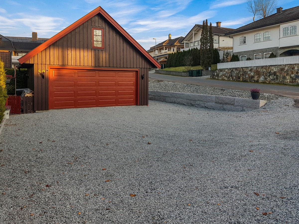 Det er utført mye arbeid på gårdsplassen i 2019. Blant annet bygd en flott steinveg, lagt kantsteiner og støpt et stort blomsterbed. Galleribilde