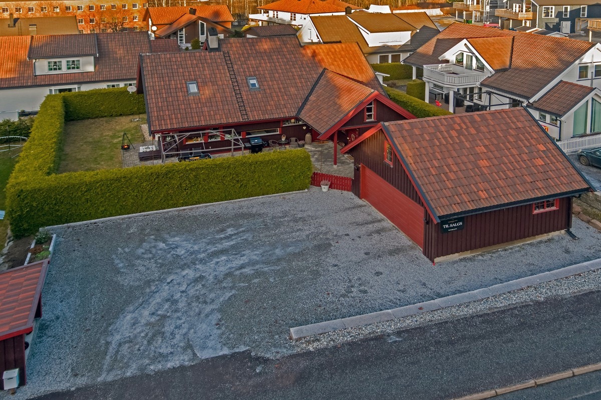 Det tilhører dobbeltgarasje i samme stil som boligen. Galleribilde