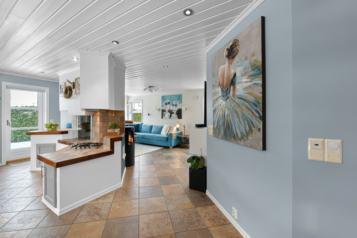 Stue og kjøkken har store, gode vinduer på tre sider, noe som gir fint gjennomlys. Galleribilde