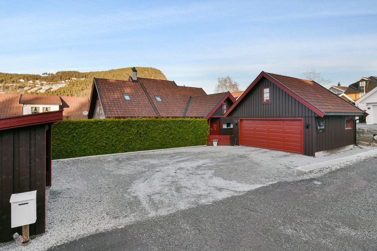 Det er utført mye arbeid på gårdsplassen i 2019 - blant annet bygd en flott steinveg, lagt kantsteiner og støpt et stort blomsterbed. I tillegg er det bygd hus til søppeldunkene i samme stil som bolig og garasje. Galleribilde