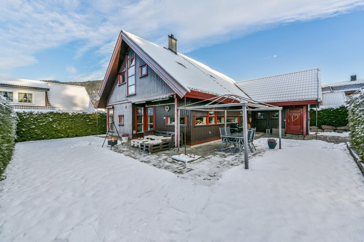 Hagen er fint skjermet av gjerde og en frodig hekk. Galleribilde