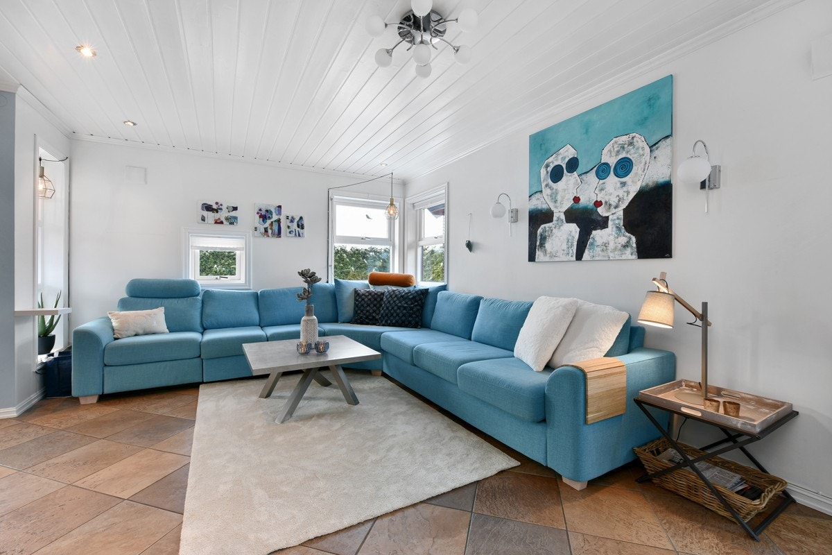 I stuen er det plass til en romslig sofaløsning med plass til hele familien. Galleribilde