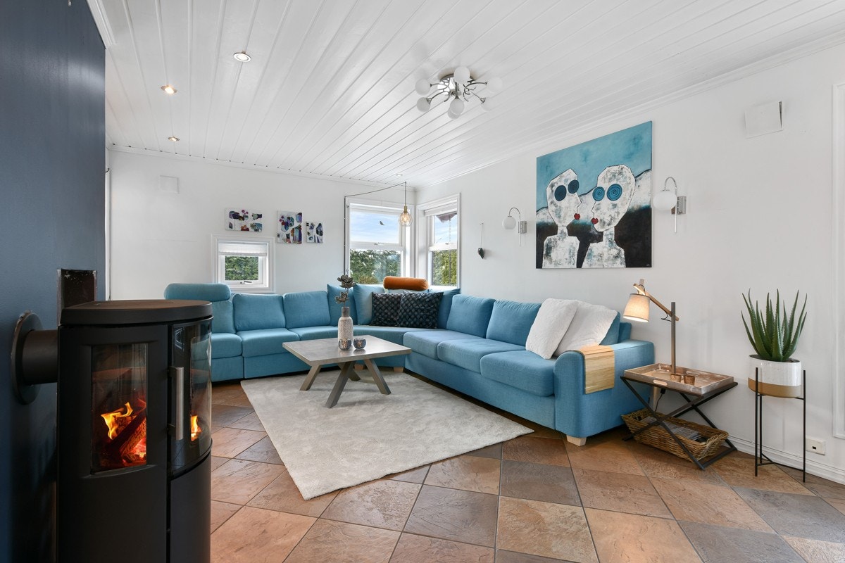 Veggene på kjøkkenet er malt i en lys, pen blåtone, og stuen er malt hvit. Galleribilde