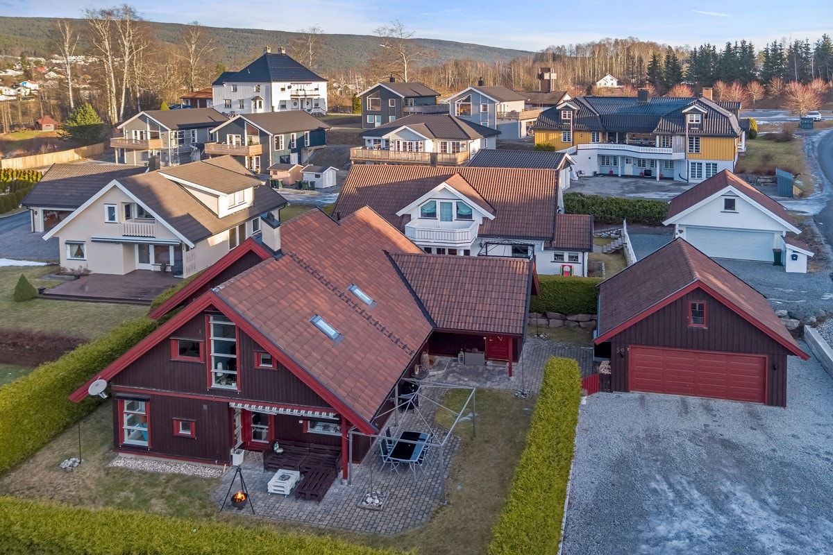PrivatMegleren ved John Granly Steen har gleden av å presentere denne meget pene og stilfulle eneboligen med dobbelgarasje. Galleribilde