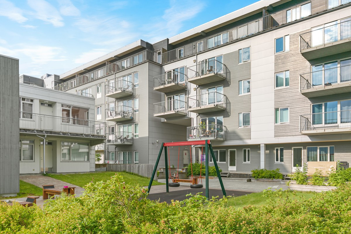 Bakgård med lekeapparater