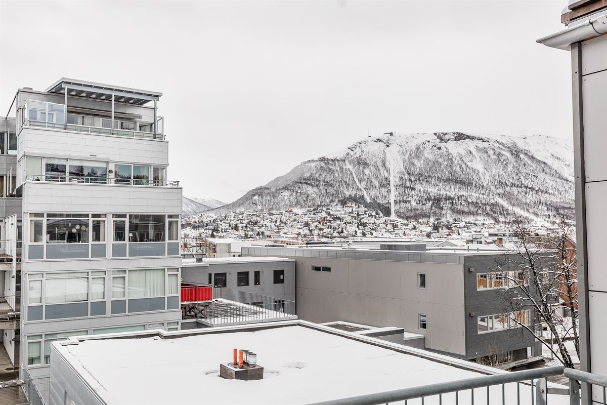 3-roms leilighet med utsikt og veranda midt i sentrum