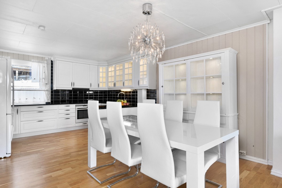God plass for spisebord i romslig stue. Galleribilde