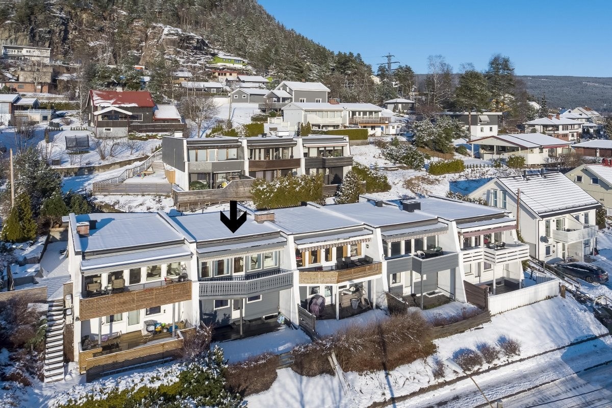 Lekkert og romslig SELVEIER rekkehus over tre plan - Flott utsikt over elven - To sydvendte terrasser - Hage - Garasje. Galleribilde