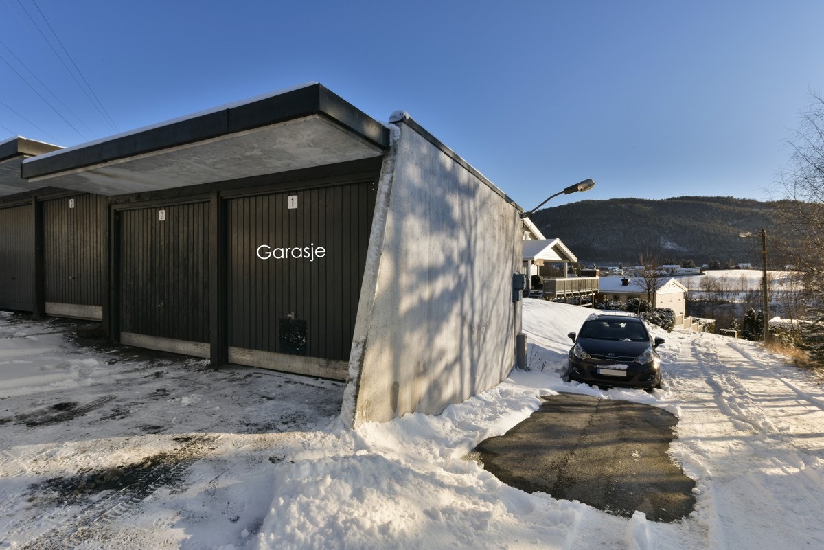 Egen garasje. Også plass foran garasjen. Galleribilde