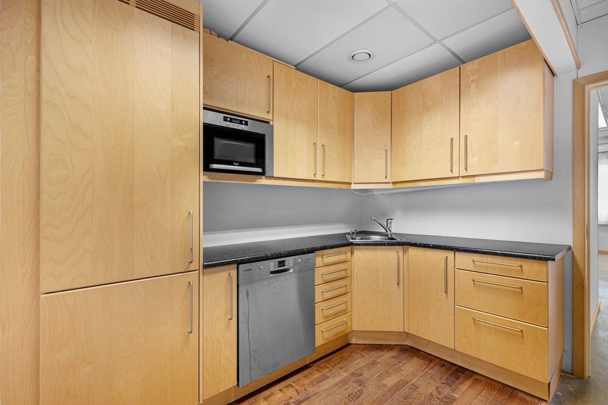 Kjøkkenet i andre etasje har plass for mikrobølgeovn, oppvaskmaskin og kjøleskap i innredningen. Galleribilde