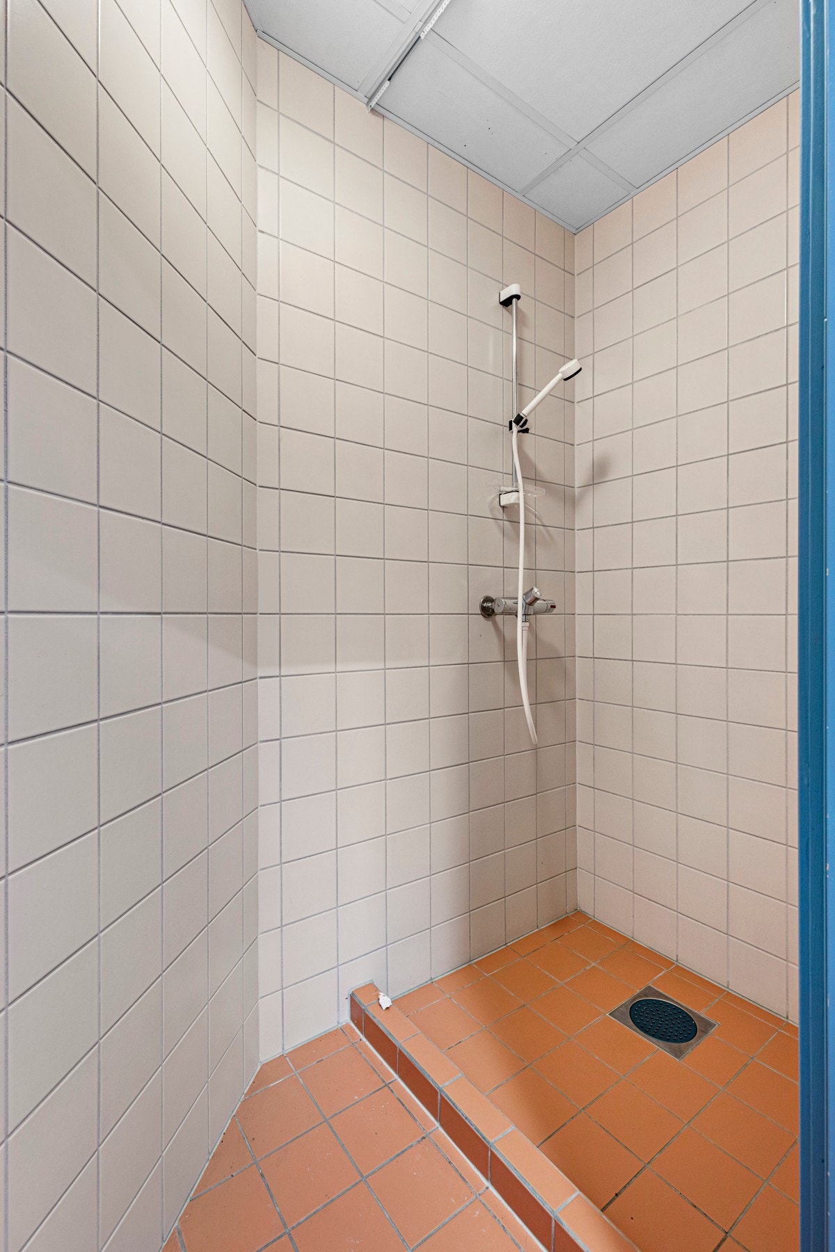 I første etasje er det eget dusjrom tilknyttet garderoben. Galleribilde