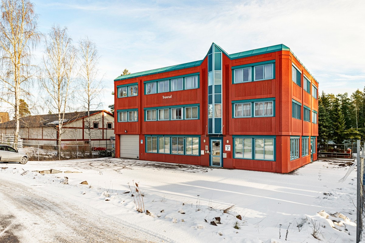 Stamveien 7 er et stort, innholdsrikt næringsbygg fra 2000 med flott beliggenhet på Holum Skog. Galleribilde