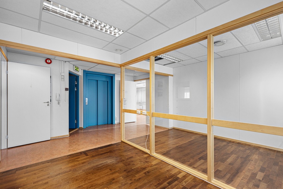 Tredje etasje inneholder trapperom, gang, to wc-rom, garderobe, kjøkken, spiseområde, teknisk rom, møterom og 5 kontor. Galleribilde