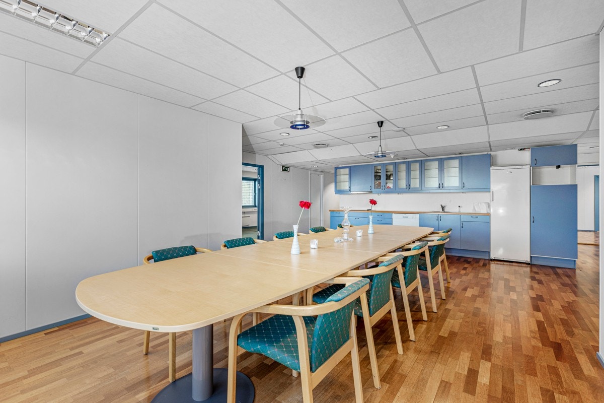 Begge kjøkkeninnredningene er praktiske, med opplegg for oppvaskmaskin og plass for kjøl/frys. Galleribilde