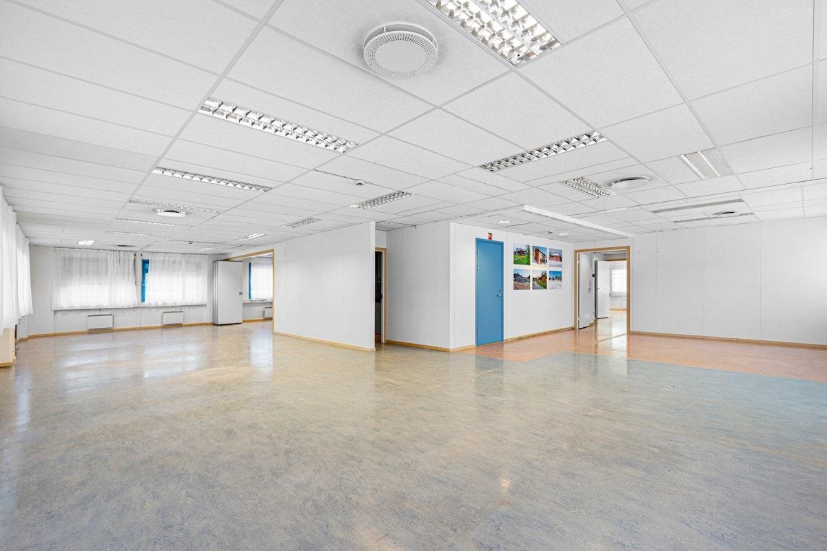 Eiendommen ligger i et etablert næringsområde på Holum Skog i Nittedal kommune, ca. 1 km syd for Gjelleråsen. Galleribilde