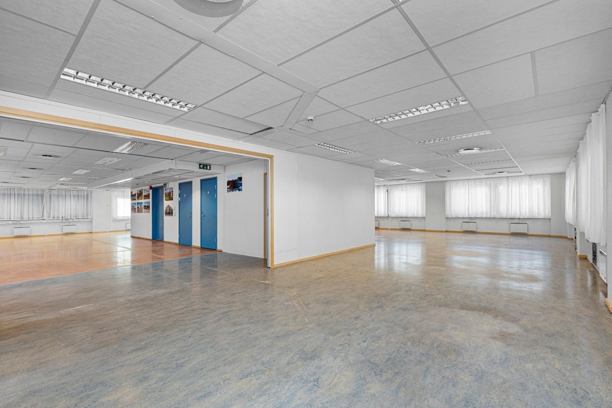 Eiendommen er på 1019 kvm og har 12 parkeringsplasser. I tillegg er det tinglyst parkering for 25 biler på nabotomt. Galleribilde