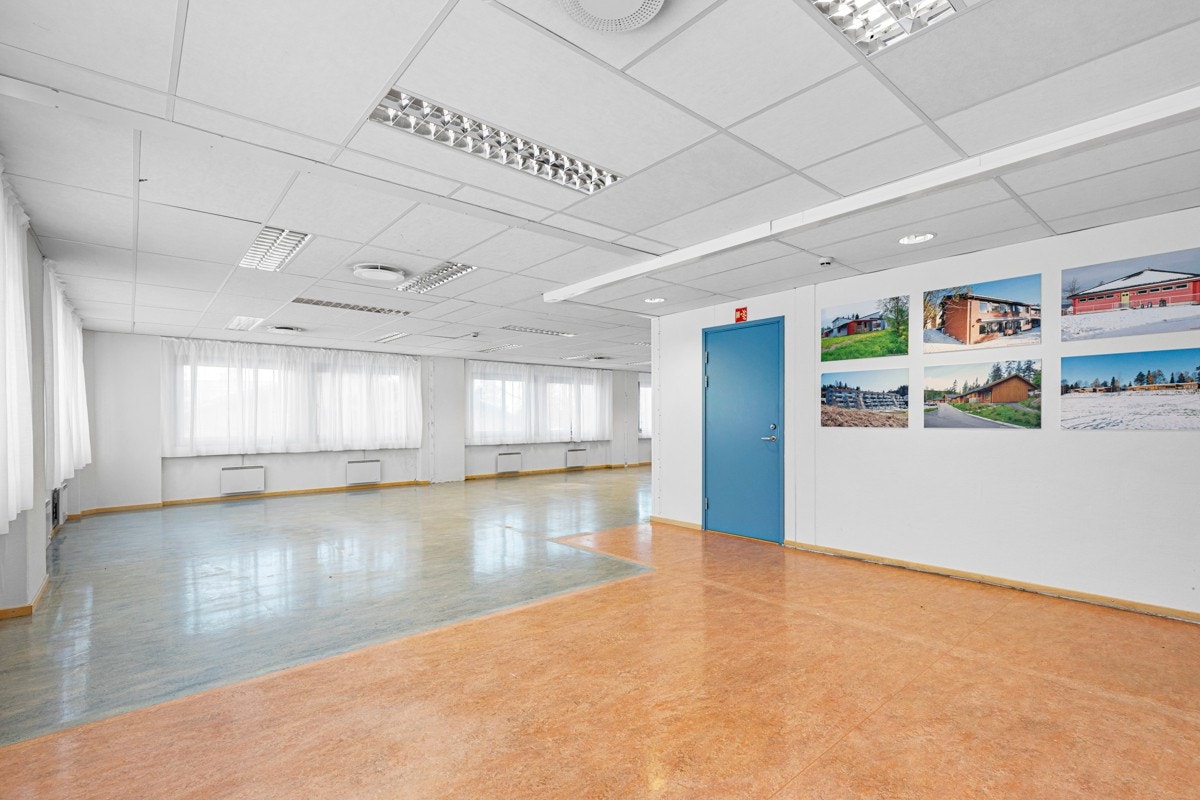 Bygningen er velholdt, og de store, luftige rommene gir mange muligheter for innredning og bruk. Galleribilde