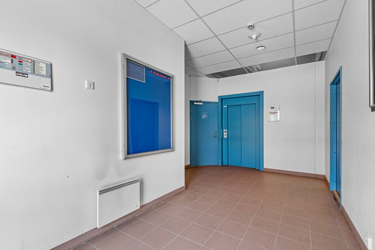 Det er felles inngang i første etasje, og bygningen har heis og trapp mellom etasjene. Galleribilde