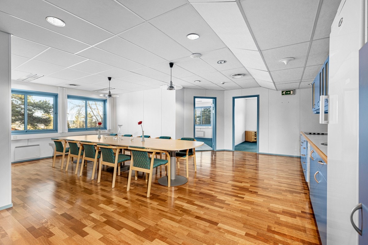 Det er kjøkkeninnredning og pauserom i både første etasje og i andre etasje. Galleribilde