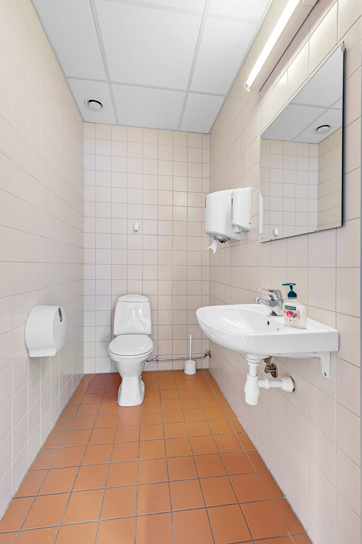 Det er ett wc-rom i første etasje, to i andre etasje og to i tredje etasje. Galleribilde