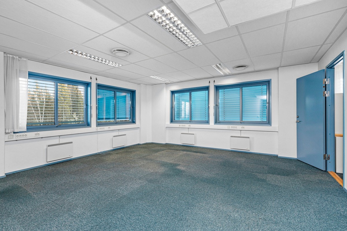 Inventaret i første og andre etasje kan kjøpes etter avtale, og det følger med serverskap. Galleribilde