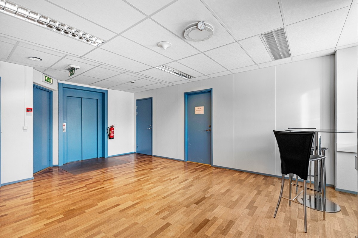 Bygningen har et ventilasjonsanlegg fra 2012 med varmeveksler og kjølebatteri. Det er heis mellom etasjene. Galleribilde