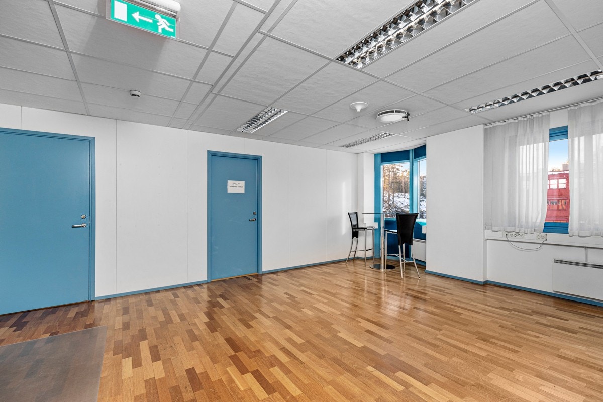 Bygningen varmes opp med elektrisitet, herunder panelovner og varmevifte. Sistnevnte er plassert i garasje/lagerrom. Galleribilde