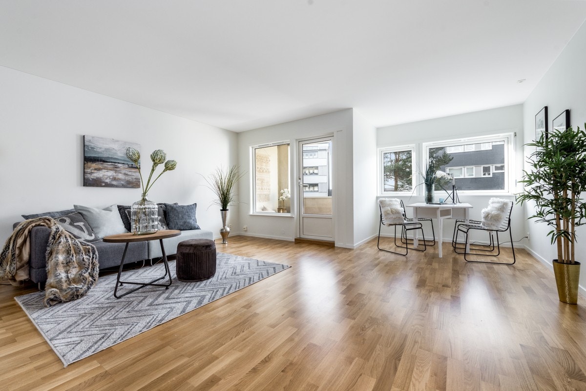 Delikat stue, vinduer og balkongdør fra 2011. Galleribilde