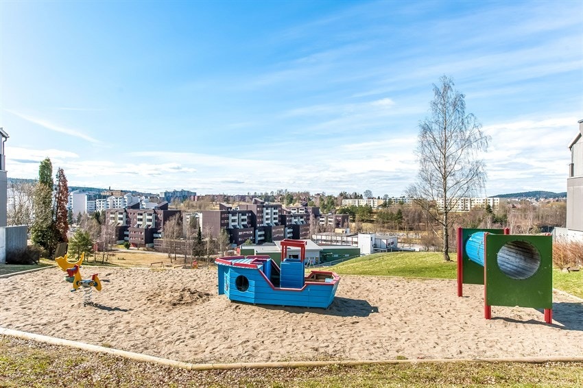 Ikke vanskelig for barna å trives på høybråten. Galleribilde