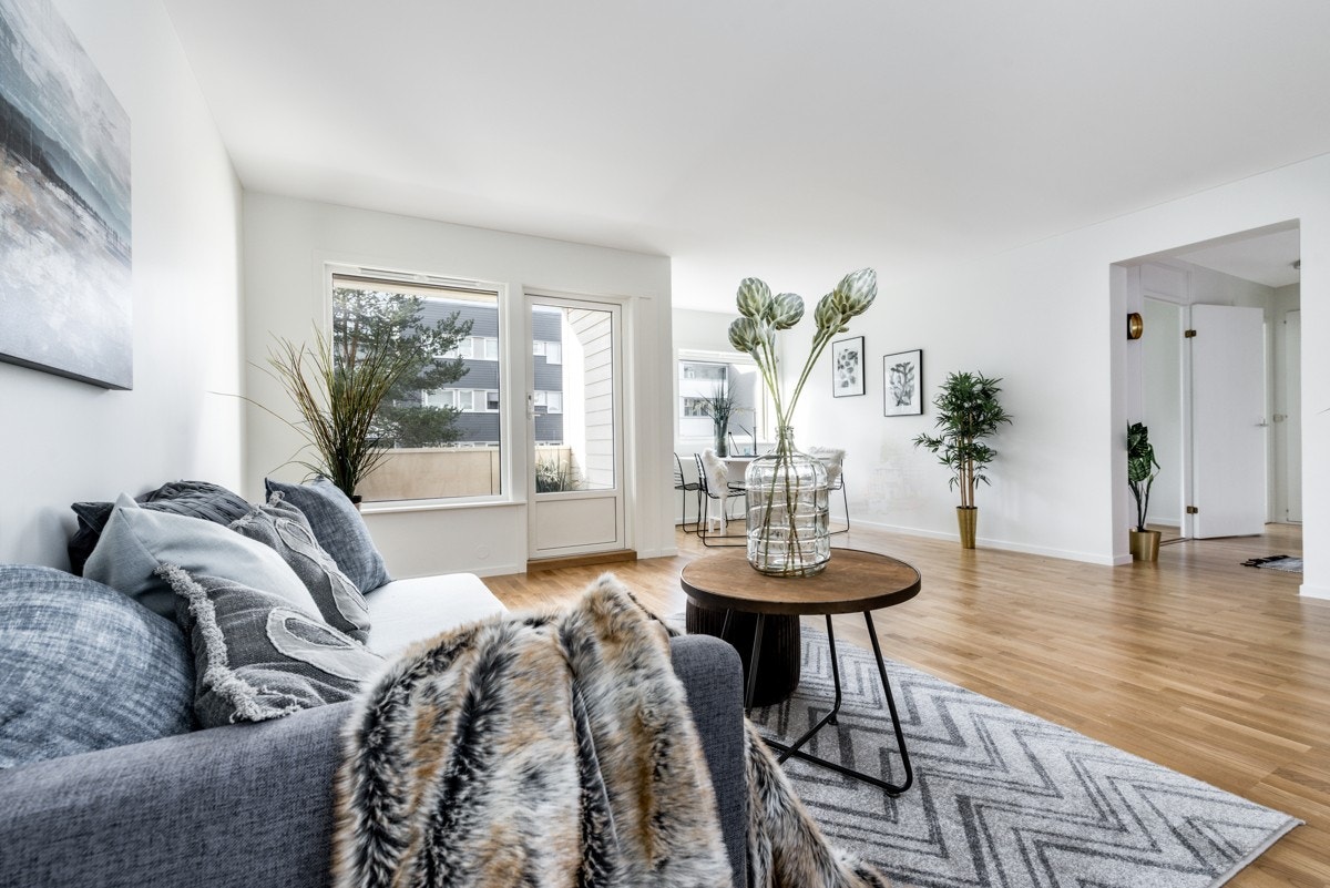 Stuen er romslig og lett å møblere, her kan du ha både salong og spisestue om du ønsker. Galleribilde