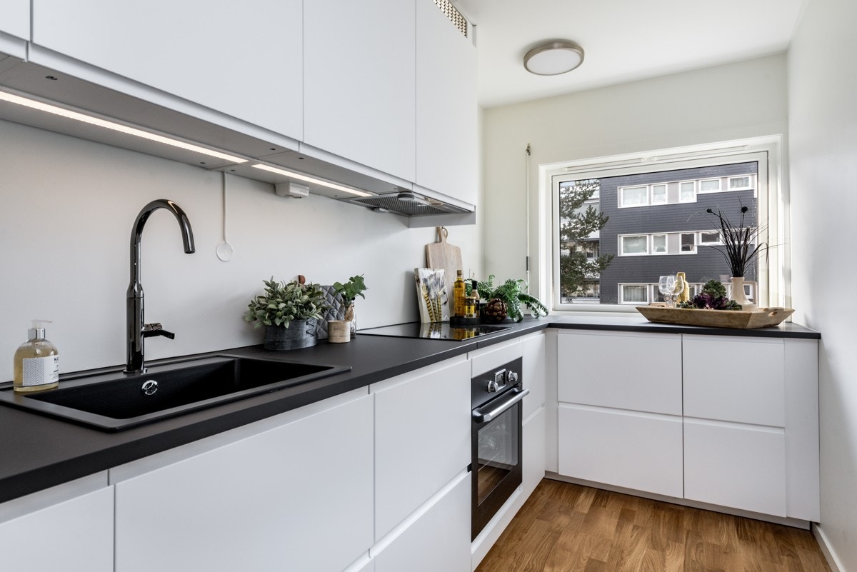 Integrert komfyr, platetopp, kullfiltervifte og oppvaskmaskin. Godt med både skap-og benkeplass. Galleribilde