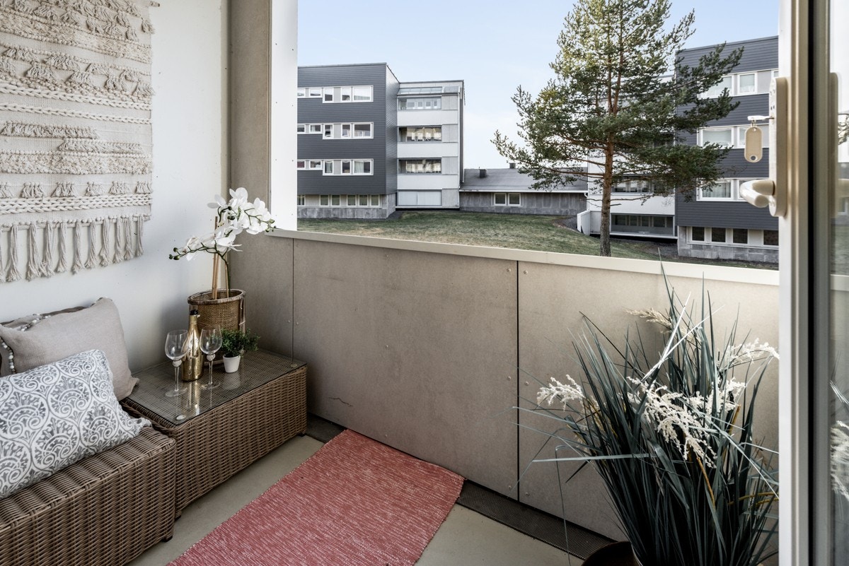 Overbygge, lun og skjermet balkong med utsyn over friområdene. Galleribilde