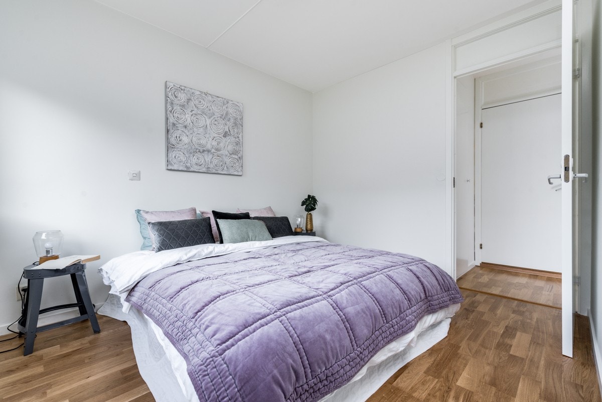 Eik parkett i samtlige rom, lyse og sparkledde vegger. Nyoppusset i 2019. Egen walk-in garderobe fra entreèn. Galleribilde