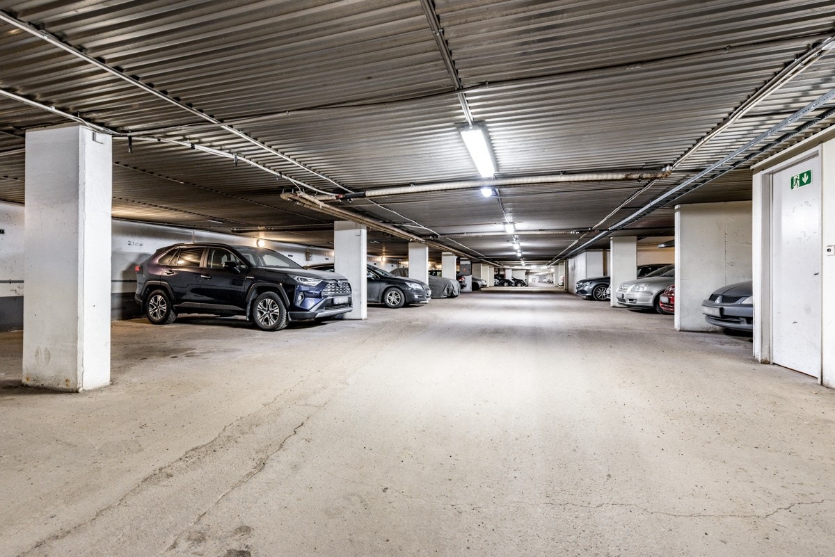 Med leiligheten følger en garasjeplass i garaskjelleren. Galleribilde