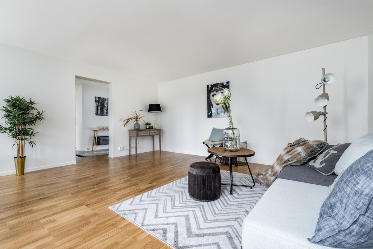 Stue med eik parkett gulv og sparklede malte vegger fra 2019. Galleribilde