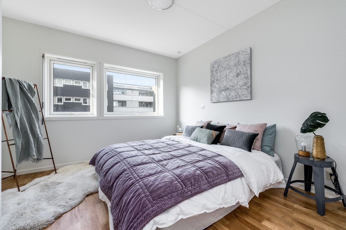 Romslig soverom, god plass til stor seng med tilhørende møblement. Galleribilde