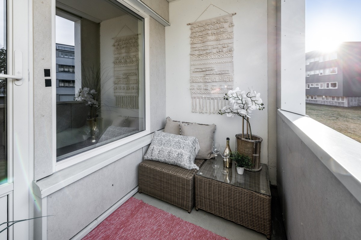 Lag din egen oase av innredning og blomster og nyt solrike dager og lune kvelder her på balkongen. Galleribilde